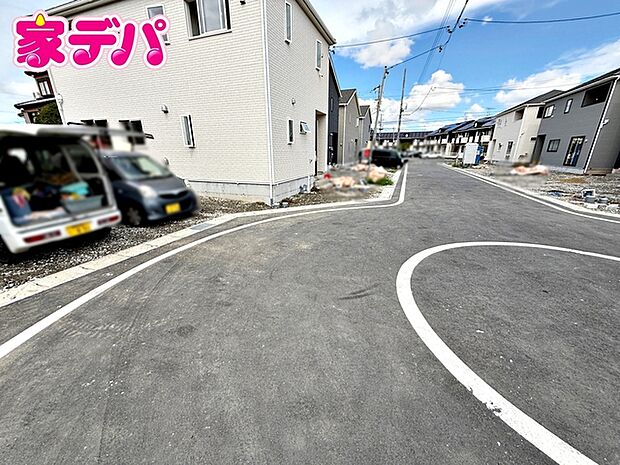 前面道路は公道で、車のすれ違いもらくらく広々6mの幅があります