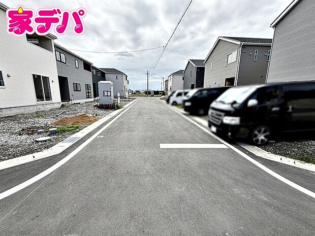 前面道路は公道で、車のすれ違いもらくらく広々6mの幅があります