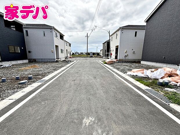 前面道路：北東側約6ｍ幅 