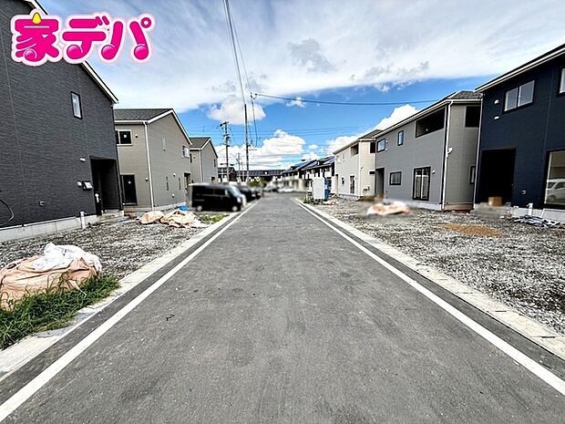 前面道路は公道で、車のすれ違いもらくらく広々6ｍの幅があります 