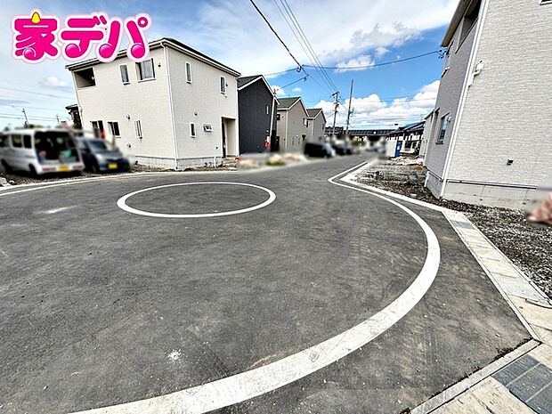 前面道路は公道で、車のすれ違いもらくらく広々6mの幅があります
