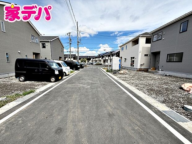 前面道路は公道で、車のすれ違いもらくらく広々6mの幅があります