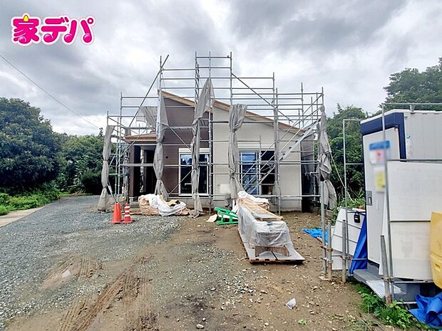 まもなく足場外れます。ご見学希望のお客様につきましては同型同仕様の物件にご案内いたします。当日のご連絡でも対応いたします。お気軽に『家デパ』までお問い合わせ下さい!経験豊富なスタッフが対応いたします。