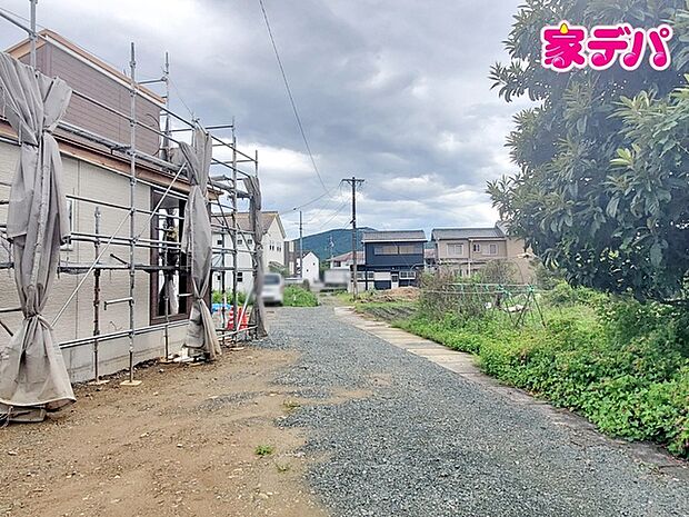 静かな住宅街で車通りも比較的少なく、毎日の車の出し入れもスムーズ。駐車や切り返しもしやすく、ゆとりを持って運転できるので、毎日快適にお使いいただけます。