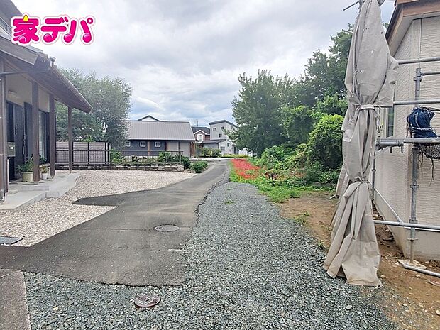 前面道路は見通しが良く、車の移動や駐車もスムーズに行えます。毎日の通勤やお買い物などのお出かけも快適で、ゆとりを持って車を出し入れできるのが魅力。運転が苦手な方でも安心してお使いいただけます。