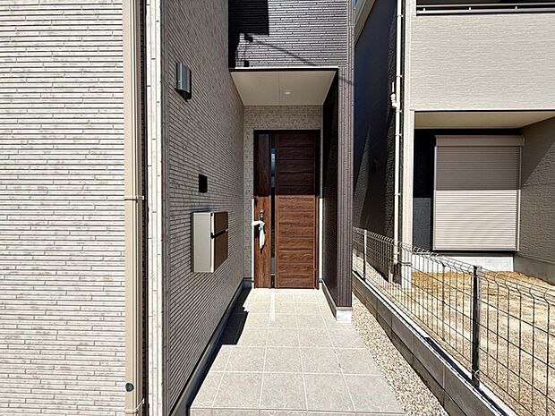 【玄関】 玄関ポーチが住まいの第一印象を明るくします。毎日の出入りもスムーズで、ご家族や来訪者を気持ちよく迎え入れてくれる玄関まわりです。玄関からの動線として日々の暮らしに欠かせないスペースです。