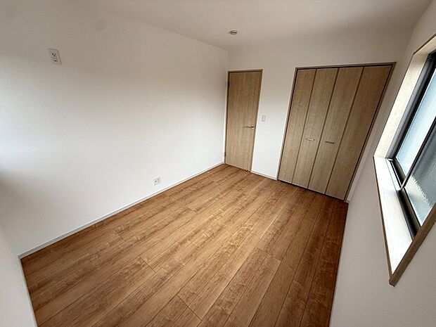 【洋室6帖】 お子様の一人部屋として使いやすい広さの居室で、成長に合わせて長くご利用いただけます。クローゼット付きで収納もしやすく、自然とお片付けの習慣が身につきやすい環境です!