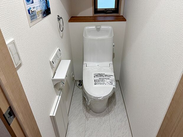 【1階トイレ】 1階・2階ともにシャワー機能付きトイレを設置しています。小窓付きのため換気もしやすく、空気の入れ替えがスムーズに行えるのもポイント。