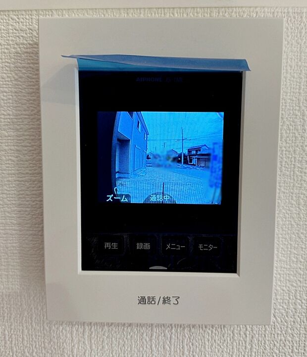 【TVモニター付きインターホン】 留守中の訪問者も映像で確認できるため、帰宅後に来客状況を把握しやすくなります。録画機能があり不在時の来訪記録も残るので、安心して外出しやすくなります。