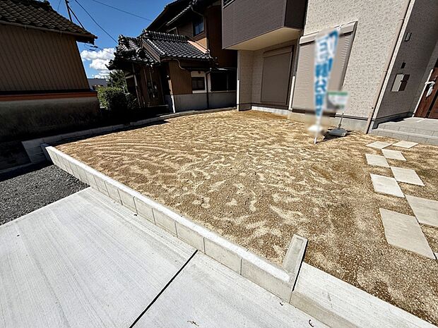 庭があるので、物置小屋の設置など暮らしに合わせた使い方ができます。1階の掃き出し窓にはシャッター式雨戸が付いており、開閉もスムーズ。毎日の使いやすさにも配慮された住まいです。