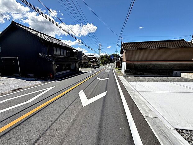 前面道路:南側約7.9m幅、北側約2.8m幅。前面約7.9m幅の道路に面しており、車の通行や駐車もゆとりを持って行える広さです。