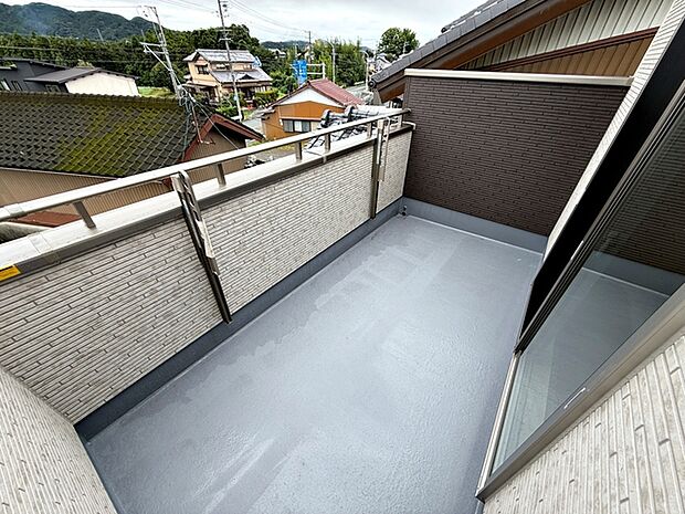 【バルコニー】 陽当たりの良いバルコニーで、晴れた日には洗濯物も気持ちよく乾きます。日中は明るい日差しが差し込み、外干しに使いやすいスペースです。