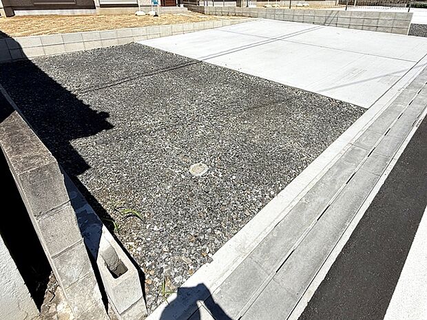 広々3台駐車可能なカースペースを確保!ご家族それぞれがお車をお持ちの場合はもちろん、お友達やご親族が遊びに来た際にも困りません。来客時にも安心してお迎えできる、ゆとりのある駐車スペースです。