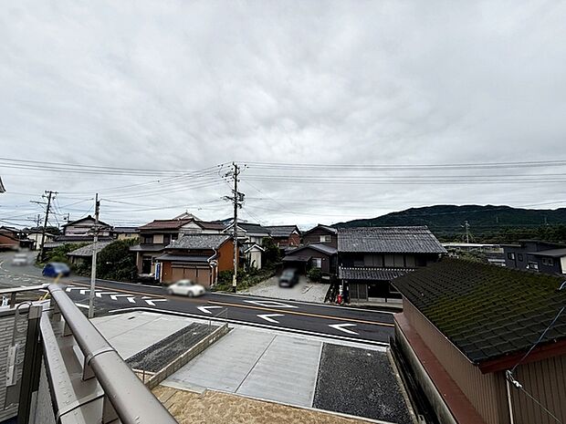 バルコニーからは閑静な街並みを望むことができ、外の空気を感じながら過ごせるスペースです。日常の中で外の景色を眺めることで気分転換もしやすく、ほどよい開放感も感じられます。