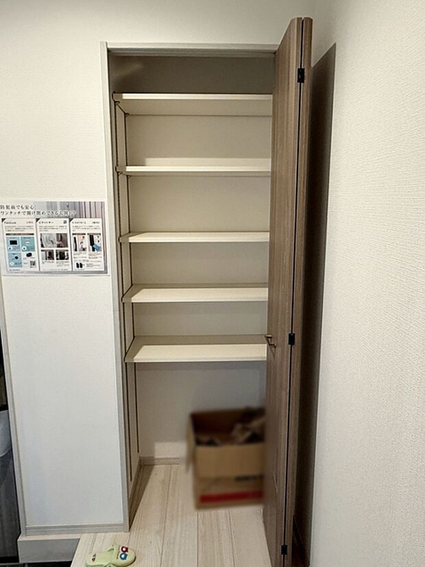 1階廊下に設けられた収納で、日用品や掃除用品などをまとめて保管できるため、必要な時にすぐ取り出せます。各居室に持ち込まずに収納できるため、生活スペースを圧迫せずすっきりと使うことができます!