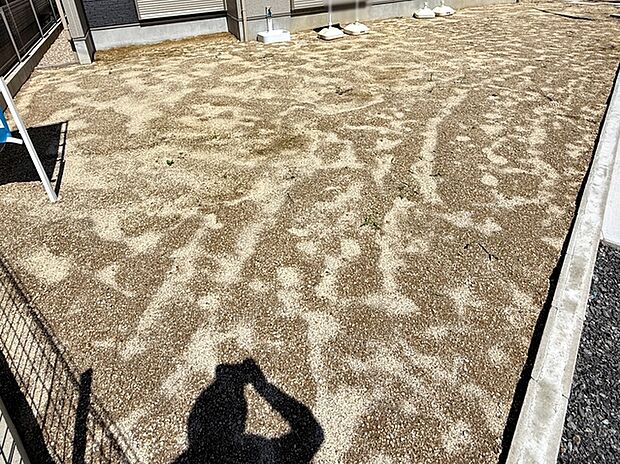 ハーブやお花を植えてガーデニングを楽しんだり、お気に入りの植物を育てたりと、使い方は自由自在。季節ごとの彩りを楽しみながら、自分らしいお庭づくりができる、暮らしの楽しみが広がるスペースです。
