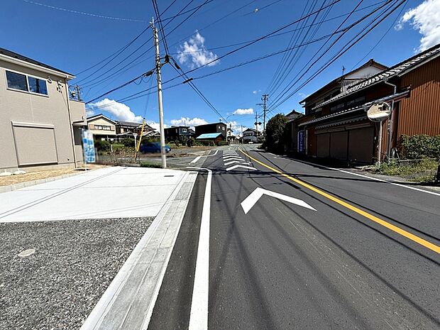 前面道路:南側約7.9m幅、東側約4.1m幅、北側約2.8m幅。三面道路に面しています。前面道路は見通しが良く、車の移動や駐車もスムーズに行えます。