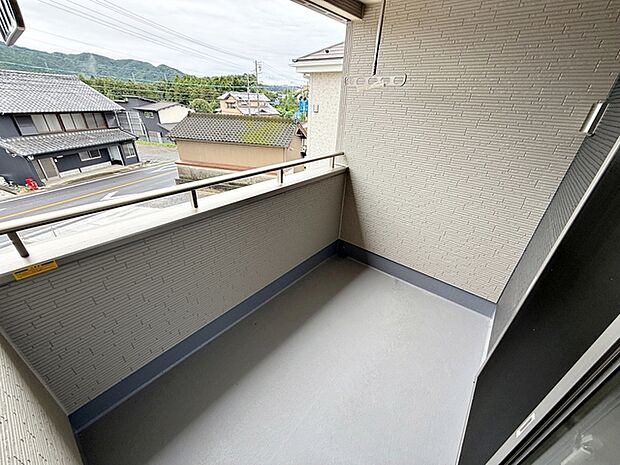 【バルコニー】 屋根付きのインナータイプのバルコニーなので、急な雨でも洗濯物が濡れにくく安心です。天候を気にせず外干しができ、毎日の家事をサポートしてくれる使い勝手の良いスペースです。