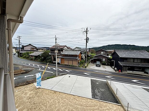 バルコニーからは閑静な街並みを望むことができ、外の空気を感じながら過ごせるスペースです。日常の中で外の景色を眺めることで気分転換もしやすく、ほどよい開放感も感じられます。