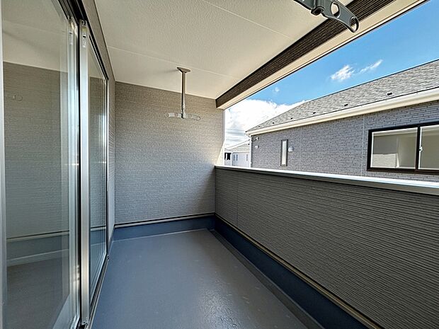 【バルコニー】 屋根があるため、天候に左右されずにお使いいただけます。急な雨の際でも洗濯物が濡れにくく安心で、天気を気にせず外干しができるのも魅力。