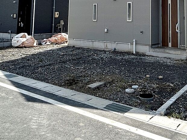 駐車場は3台分を確保し、並列で駐車できます。車同士の入れ替えが不要なので、毎日の車の出し入れもスムーズ。駐車しやすく、お車をよく利用する方にも使い勝手の良い駐車スペースです。