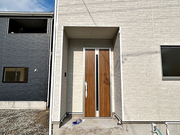【玄関】 玄関ポーチが住まいの第一印象を明るくします。毎日の出入りもスムーズで、ご家族や来訪者を気持ちよく迎え入れてくれる玄関まわりです。玄関からの動線として日々の暮らしに欠かせないスペースです。