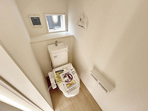 【1階トイレ】 1階・2階ともにシャワー機能付きトイレを設置しています。小窓付きのため換気もしやすく、空気の入れ替えがスムーズに行えるのもポイント。