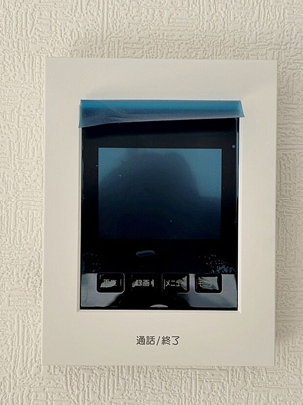 【TVモニター付きインターホン】 留守中の訪問者も映像で確認できるため、帰宅後に来客状況を把握しやすくなります。録画機能があり不在時の来訪記録も残るので、安心して外出しやすくなります。