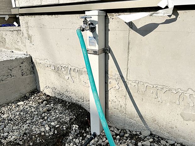 玄関横に立水栓があるので、お庭の水やりや洗車、外まわりのお掃除もスムーズ。夏にはお子様の水遊びにも活用でき、屋外でのさまざまなシーンで便利に使える、うれしい設備です。