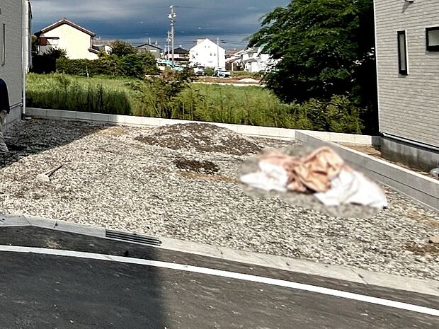 駐車場は2台分を確保し、並列で駐車できます。車同士の入れ替えが不要なので、毎日の車の出し入れもスムーズ。駐車しやすく、お車をよく利用する方にも使い勝手の良い駐車スペースです。