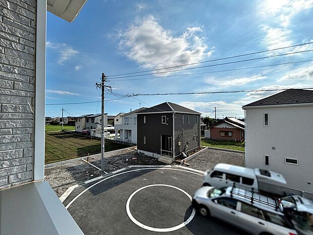 バルコニーからは閑静な街並みを望むことができ、外の空気を感じながら過ごせるスペースです。日常の中で外の景色を眺めることで気分転換もしやすく、ほどよい開放感も感じられます。