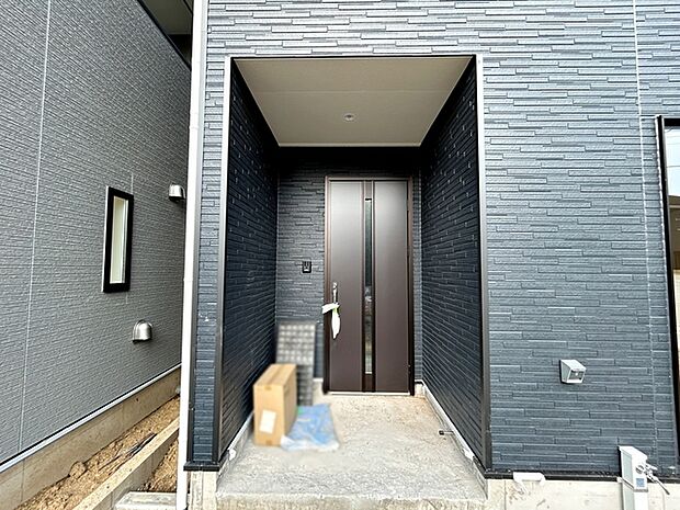 【玄関】 雨の日でも出入りの際に濡れにくい玄関ポーチです。玄関前で傘を開いたり閉じたりしやすく、荷物が多い日でも落ち着いて出入りできます。毎日の暮らしを快適にしてくれる、うれしいポイントです。