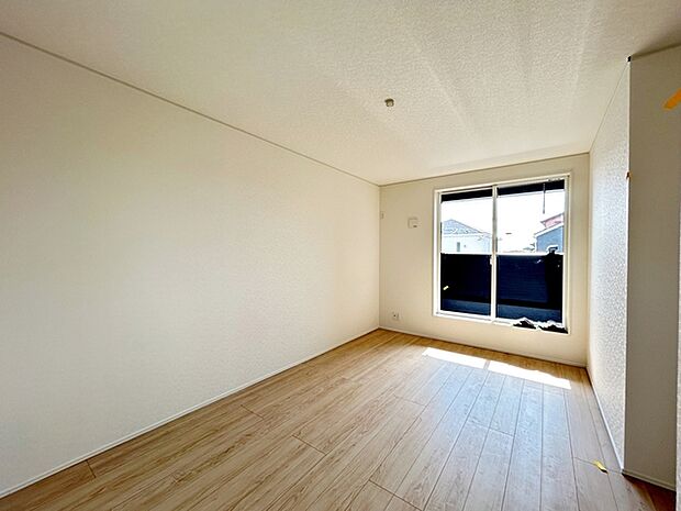 【洋室8帖】 バルコニーに面した洋室で、日中は明るい光がしっかりと差し込むお部屋です。風通しも良く、室内にいながらも開放感を感じられるため、毎日の暮らしを心地よく過ごしていただけます!
