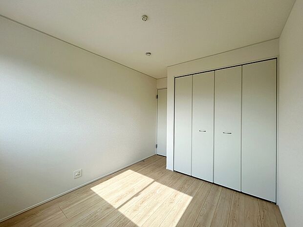 【洋室5.2帖】 お子様の一人部屋として使いやすい広さの居室で、成長に合わせて長くご利用いただけます。クローゼット付きで収納もしやすく、自然とお片付けの習慣が身につきやすい環境です!