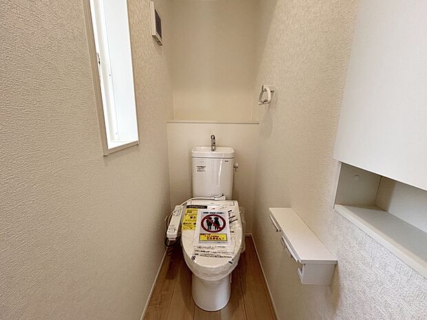【1階トイレ】 各フロアに1か所ずつシャワー機能付きトイレを設置しており、朝の忙しい時間帯でもスムーズに利用できるため、混雑の軽減にもつながります。