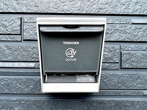 EVコンセントが設置されており、電気自動車の充電を自宅で行えるため、充電のために出かける手間が不要になります!夜間のうちに充電を進められるため、日中の利用の際も安心です。