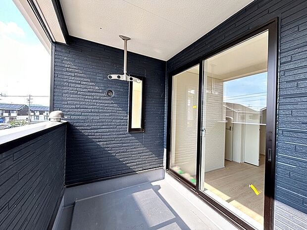 【バルコニー】 屋根付きのインナータイプのバルコニーなので、急な雨でも洗濯物が濡れにくく安心です。天候を気にせず外干しができ、毎日の家事をサポートしてくれる使い勝手の良いスペースです。