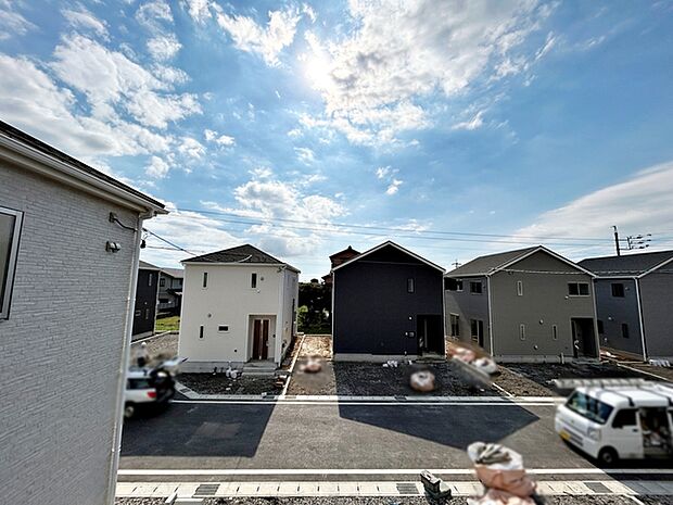 バルコニーからは閑静な街並みを望むことができ、外の空気を感じながら過ごせるスペースです。日常の中で外の景色を眺めることで気分転換もしやすく、ほどよい開放感も感じられます。