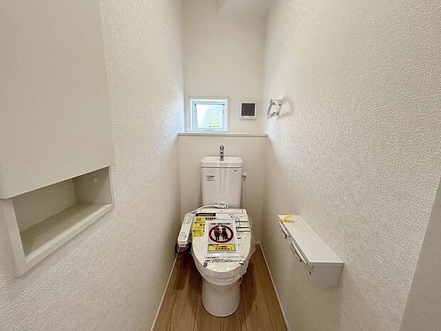 【1階トイレ】 1階・2階ともにシャワー機能付きトイレを設置しています。小窓付きのため換気もしやすく、空気の入れ替えがスムーズに行えるのもポイント。