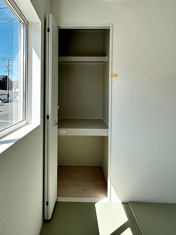 収納が備わっていることでタンスを置く必要がなく、室内をすっきりと使えるのが特徴です!出っ張りが少ないためレイアウトの自由度も高く、家具配置もしやすい快適な居住スペースを実現します!