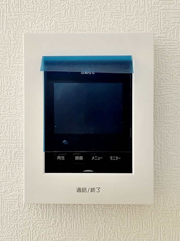 【TVモニター付きインターホン】 玄関まで行かずに室内から来客確認ができるため、手が離せない時でも応対ができます。家事中や作業中でもそのまま対応でき、移動の手間を減らしながら来客対応が行えます。