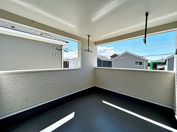 【バルコニー】 2部屋からアクセス可能なインナーバルコニーです。急な雨の日でも洗濯物が濡れにくく、安心してお使いいただけます。
