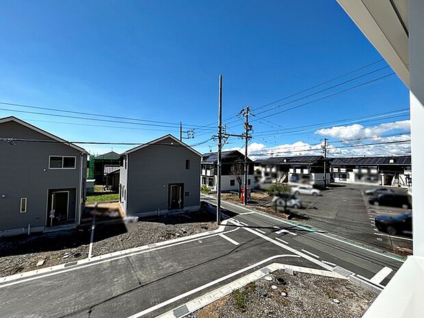 バルコニーからは閑静な街並みを望むことができ、外の空気を感じながら過ごせるスペースです。日常の中で外の景色を眺めることで気分転換もしやすく、ほどよい開放感も感じられます。
