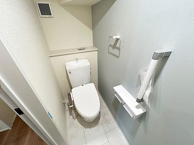 各フロアに1か所ずつシャワー機能付きトイレを設置しており、朝の忙しい時間帯でもスムーズに利用できるため、混雑の軽減にもつながります。
