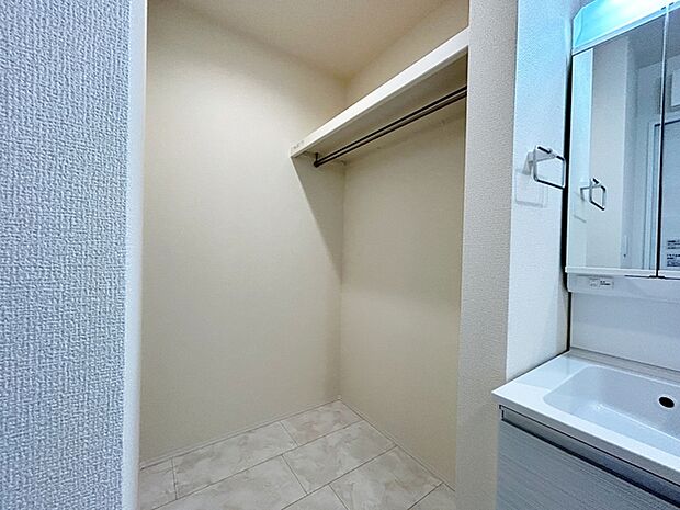 洗濯した衣類をまとめて収納できる洗面室にある収納スペースで、各部屋に持ち運ぶ手間を減らせます。