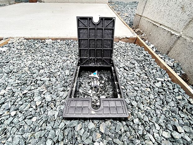 玄関横に散水栓があるので、お庭の水やりや洗車、外まわりのお掃除もスムーズ。夏にはお子様の水遊びにも活用でき、屋外でのさまざまなシーンで便利に使える、うれしい設備です。 