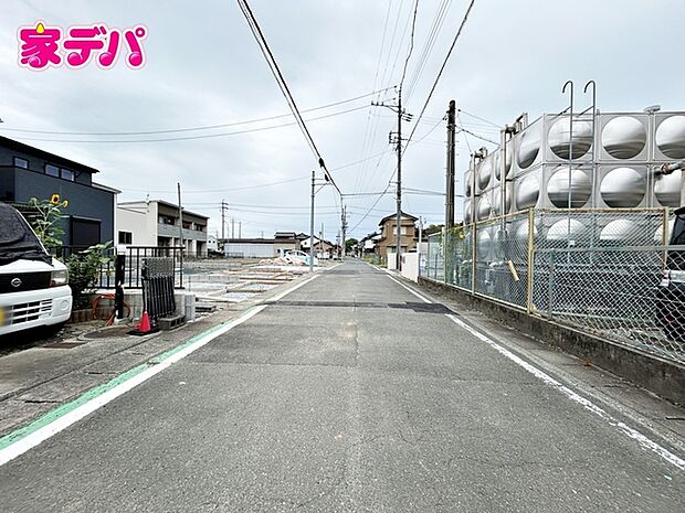前面道路：南東側約5.3ｍ幅。 ゆとりがあり、車の出し入れや駐車もスムーズに行えます。見通しも良く、毎日のお出かけやお買い物も快適。