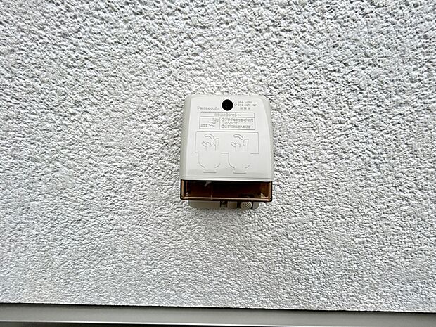 外用コンセントが設置されているので室内から延長コードを引っ張る必要がなく、屋外でコンセントを使用する際に大変便利です。窓や外壁掃除、掃除機を使っての車内掃除などに使える屋外コンセントです。 