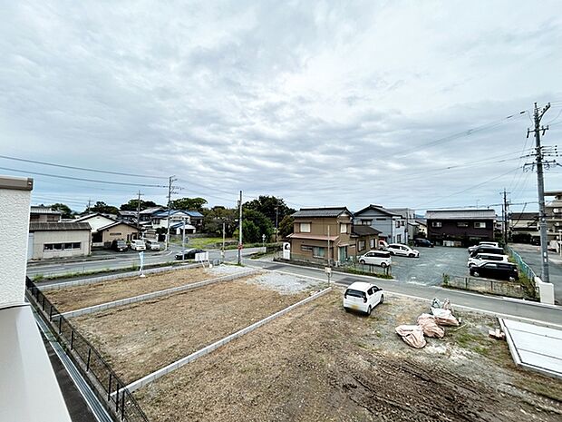 気持ちの良い眺望が広がり、日常の中で外の景色を眺めながら過ごせます。気分転換にもつながる、心地よい時間をお過ごしいただけます。 