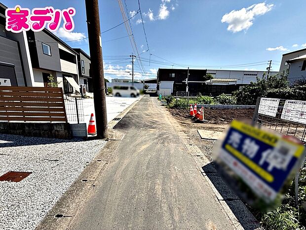 静かな住宅街で車通りも比較的少なく、毎日の車の出し入れもスムーズ。駐車や切り返しもしやすく、ゆとりを持って運転できるので、毎日快適にお使いいただけます。